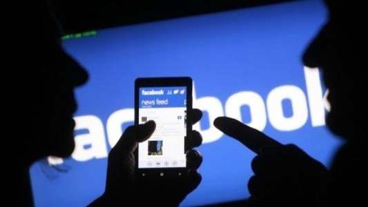 Reducen condena a un maltratador porque la esposa conversaba por Facebook en lugar de cocinarle