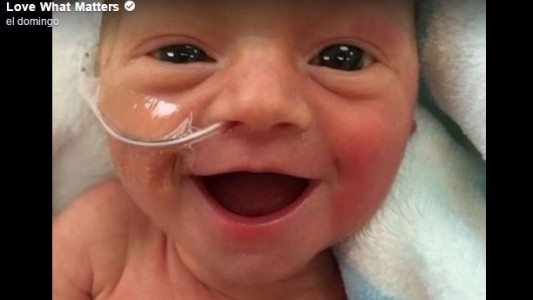La tierna sonrisa de esta bebé prematura que derrite a las redes sociales