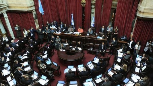 Senador de Cambiemos consideró que la ley de paridad de género "tiene olor fascista"