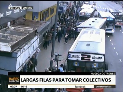 Largas filas para tomar colectivos como consecuencia del paro de trenes