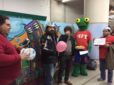 Pasajeros del subte festejan el cumpleaños de una escalera que no funciona