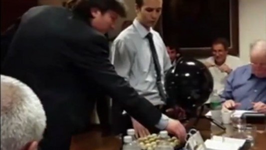 Angelici tildó de "payasada" la actitud del vicepresidente de Central que tomó la temperatura de las bolillas en el sorteo