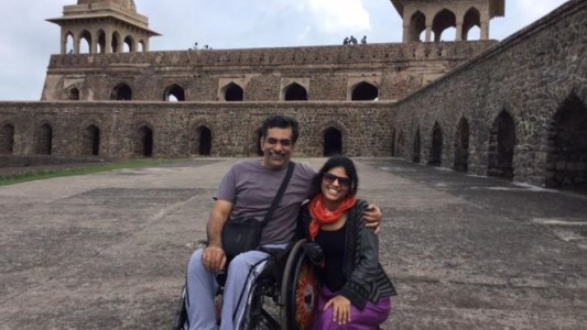 Golpean e insultan a un hombre en silla de ruedas por no levantarse para cantar el himno