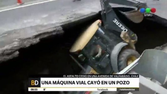 Rescataron al conductor de una retroexcavadora que cayó en un pozo en Chile