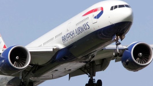 Escándalo en el aire: un piloto de British Airways se fotografió desnudo en pleno vuelo