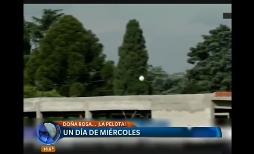 Un día de miércoles: la pelota, a la casa del vecino