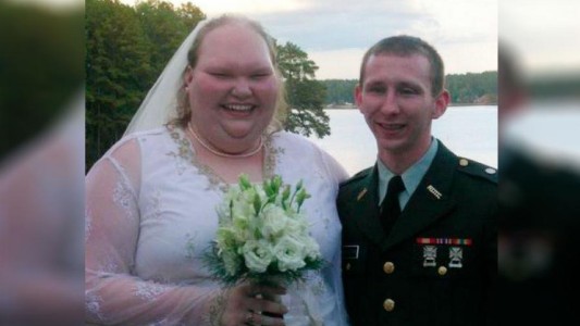 La pareja "despareja" que se hizo viral en redes ahora presenta a su primer hijo