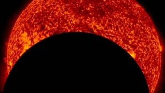Así se ve un eclipse solar desde el espacio