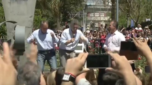 Macri se prueba el traje de campaña: bailó y cantó al ritmo de Gilda otra vez