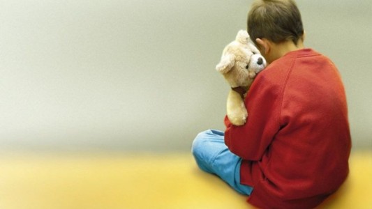 La carta viral de una nena que defiende a su hermano con autismo después de que una compañera lo llamara "raro"