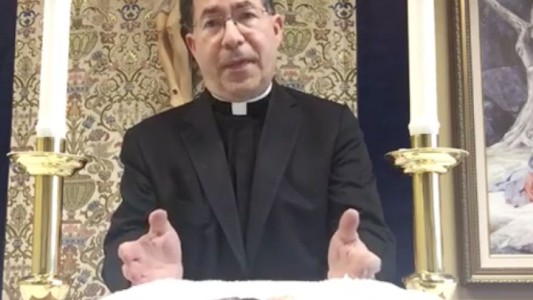 Polémica por cura que usó feto de bebé abortado en video de apoyo a Donald Trump