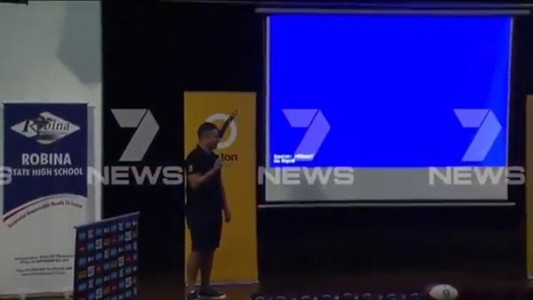 Estrella del rugby daba una charla a alumnos y por error abrió páginas porno