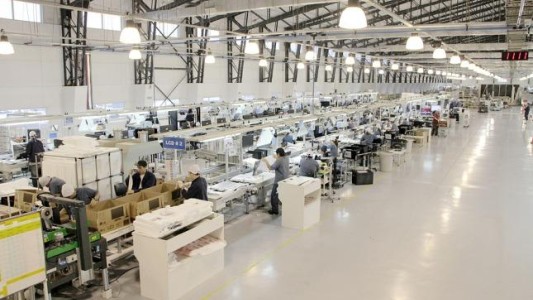 Baja del arancel a la importación de computadoras: empresas ensambladoras advierten que "habrá miles de despidos"