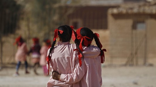 Sudáfrica: buscan a un hombre que envenenó con golosinas a unos 60 chicos en tres escuelas