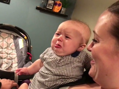 #EsViral La beba celosa de sus padres