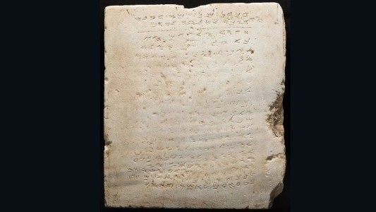 Subastan inscripción en piedra más antigua de los 10 mandamientos