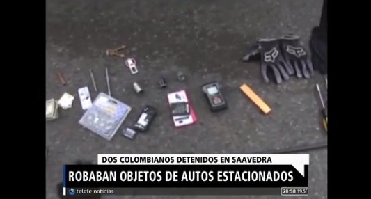 Robaban objetos de autos estacionados