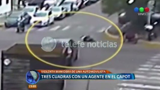 Se negó al control de tránsito y arrastró al agente en el capot