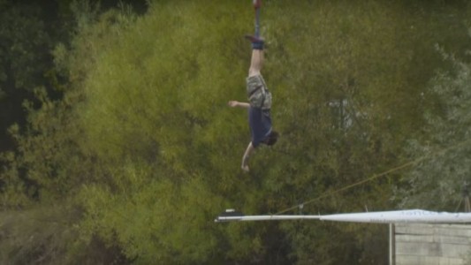 El hombre que se tiró desde 70 metros al vacío para mojar la galletita