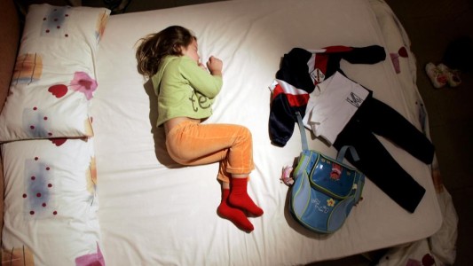 Los padres se fueron a China y dejaron a sus dos hijos solos en su casa un mes