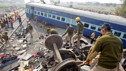 Tragedia en la India: más de 100 muertos en un accidente de tren