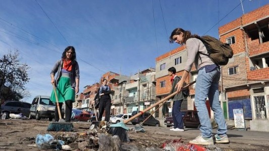 Más de la mitad de las personas que hacen trabajo voluntario en Argentina son de bajos recursos