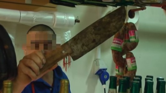 Un carnicero atacó a cuchilladas a su expareja y a su exsuegra