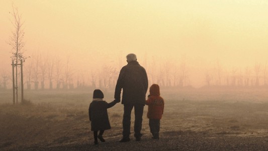 Fallo ordenó a un abuelo pagar parte de la cuota alimentaria de sus nietos porque el padre no gana suficiente