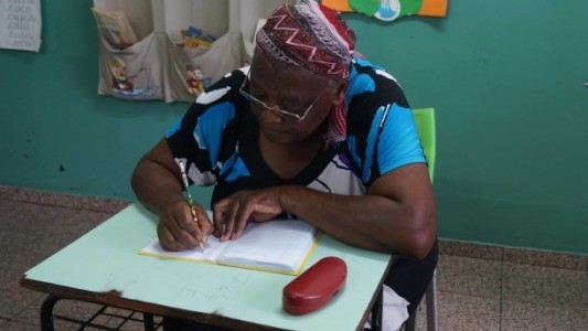 No la dejaron estudiar de chica y aprendió a leer a los 65 años