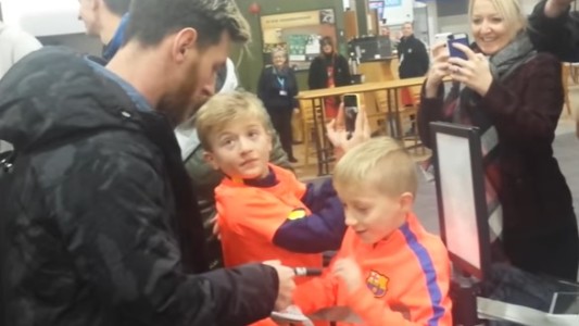 Video: así reacciona un nene al ver de cerca a su ídolo, Lionel Messi