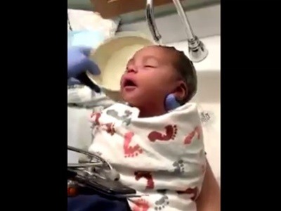 #EsViral El primer lavado de cabeza de una recién nacida