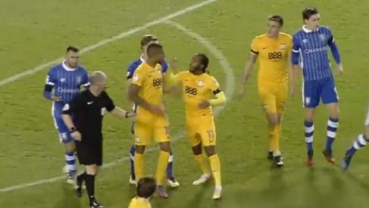 Video: se pelearon dos jugadores del mismo equipo en pleno partido y fueron expulsados