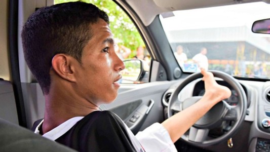 Un joven sin brazos rindió el examen de conducir