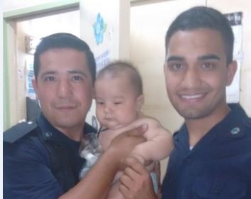 Policías salvan con RCP a un bebé que se atragantó con una salchicha
