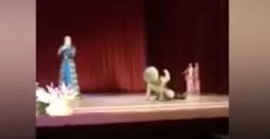 VIdeo estremecedor: bailarín murió en escena y el público pensó que era parte de la actuación