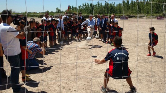 El Presidente visitó un club, jugó al fútbol y pateó un penal