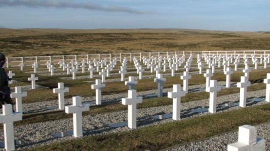 Argentina y Reino Unido se reúnen para avanzar en la identificación de soldados NN en Malvinas