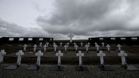 Argentina y Reino Unido acordaron identificar a los soldados NN enterrados en Malvinas