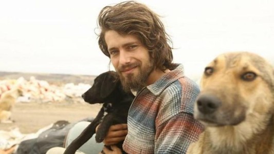 La historia del joven que dejó todo para salvar a 500 animales abandonados