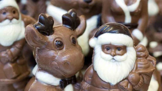 Polémica en Inglaterra: el reclamo de un padre por la extraña forma de un chocolate navideño