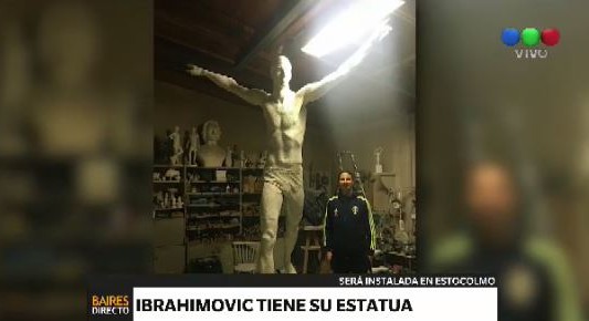 Ibrahimovic mostró su estatua