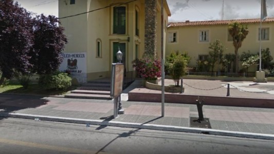 Un hombre dejó escapar al violador de su hijastra por un celular