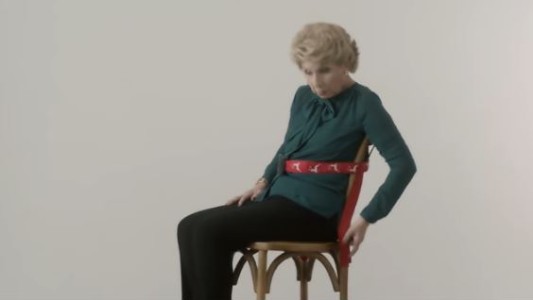 Proponen a las mujeres "atarse a la silla" para festejar Navidad con igualdad de género