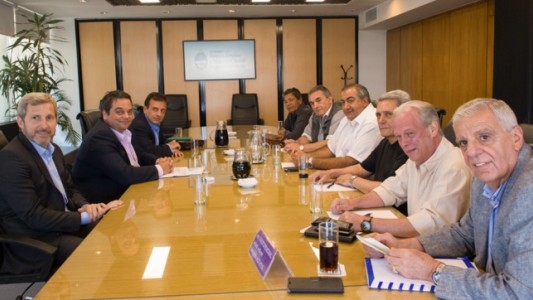 Ganancias: el Gobierno y la CGT acordaron elevar el mínimo no imponible a $37 mil para casados con dos hijos