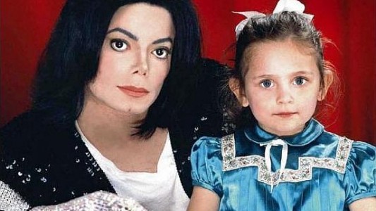 #EsViral La hija de Michael Jackson es la nueva pedicura a Macaulay Culkin