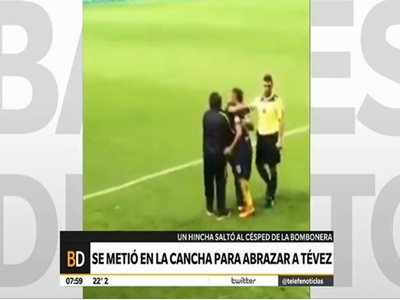 Saltó a la cancha para abrazar a Tévez