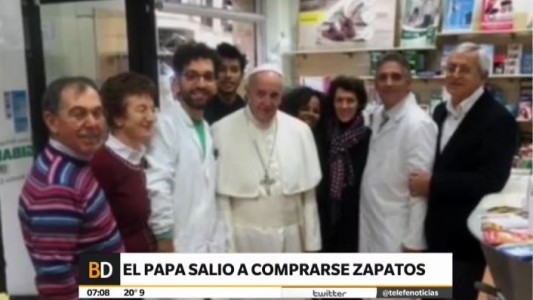 El Papa de compras: apareció de sorpresa en una zapatería de Roma