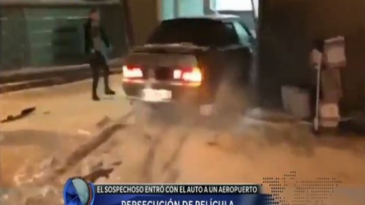 Rusia: Entró al hall de un aeropuerto con su auto