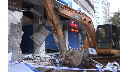 Atraparon a un ladrón cuando intentaba robar cajeros automáticos con una excavadora