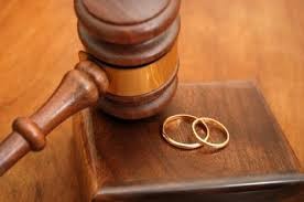 Al divorciarse, se dio por despedida de la empresa de su marido y él le reclamó la mitad de esa indemnización